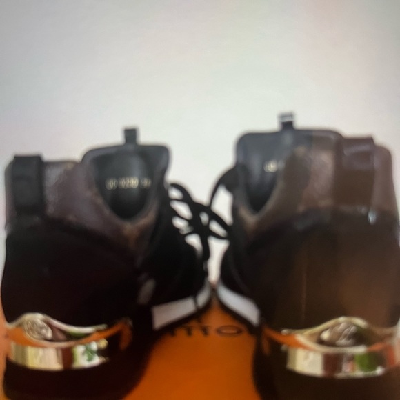 Authentic Louis Vuitton Woman’s Size 38 Black Run very beautiful is like new. - Picture 4 of 12